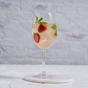 Homemade λευκή Sangria ποτήρι